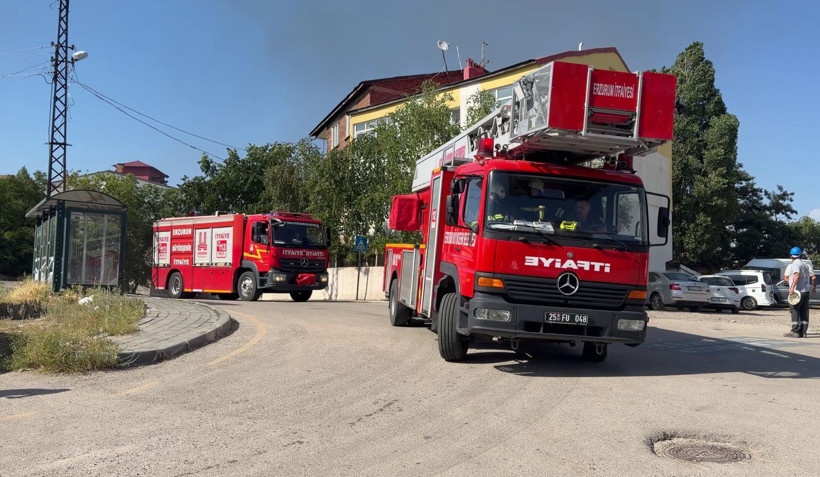 ‘Evim yanmasın’ diye bahçe hortumuyla alevlere siper oldu - Resim: 10
