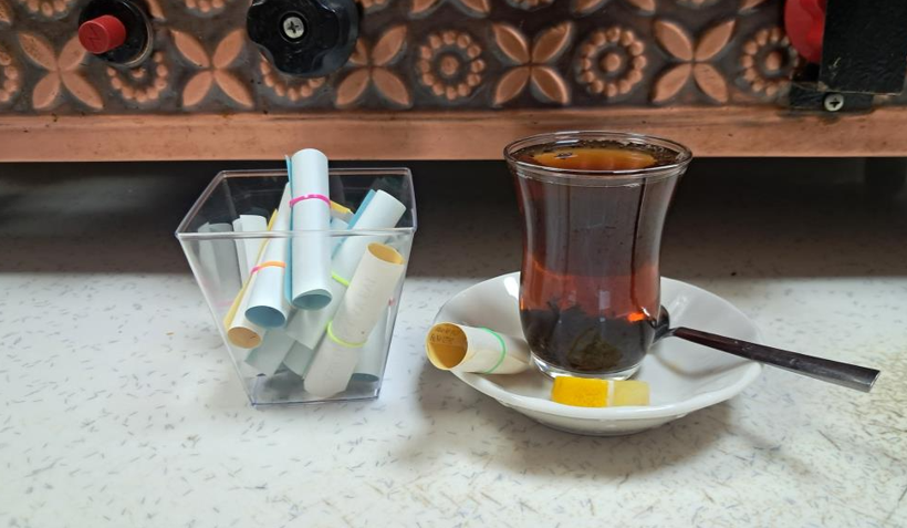 Çay işletmecisi, milyonlara böyle ulaştı: Adisyonlar insanların gününü güzelleştirdi - Resim: 1