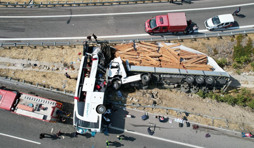 Manisa'da katliam gibi kaza: Çok sayıda ölü ve yaralılar var - Resim : 2