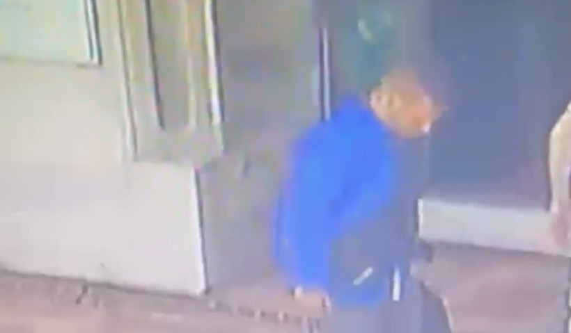 Namaz kılmak için cemaatle birlikte saf tuttu: Hırsızda şeytanla: İstanbul'da tarihi camide akılalmaz hırsızlık - Resim : 3