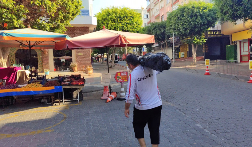 Yakaladı, poşetleyip sırtına koyup götürdü: Görenler gözlerine inanamadı - Resim : 1