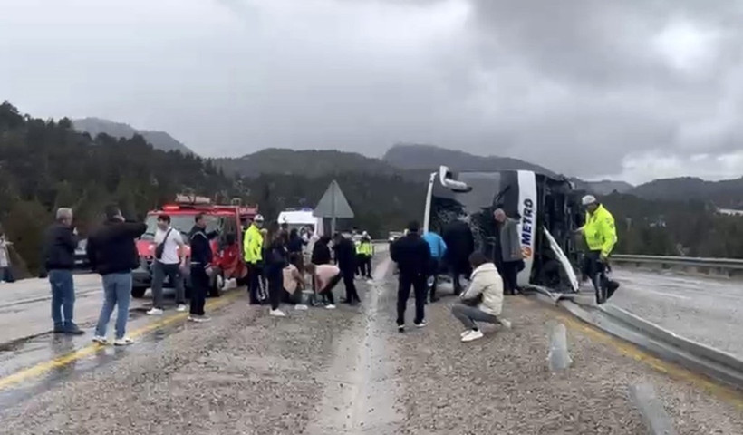 Yolcu otobüsü devrildi: Çok sayıda yaralı var - Resim : 2