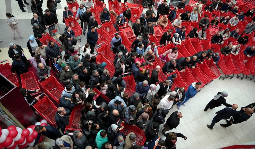 İstanbul’da market açılışında indirim izdihamı: 60 bin kişi kuyruk oluşturdu - Resim : 2