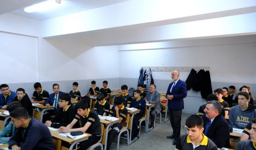 Sivas'ta duygulandıran buluşma: Öğrencisi olduğu okula rektör döndü - Resim : 1