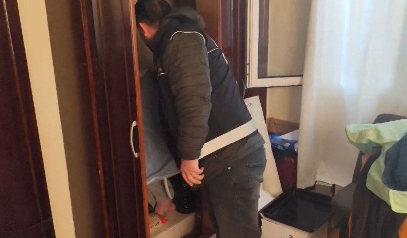 Dolaba girip çarşafa sarıldı: Polisten nefes kesen operasyon - Resim : 1