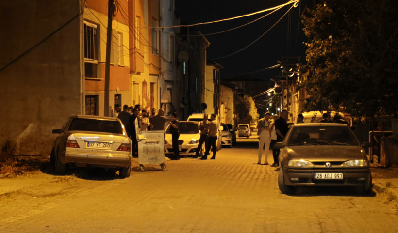 Komşuluk bitti, amansız kavga başladı: Polis bile ayıramadı: 11 yaralı - Resim : 1
