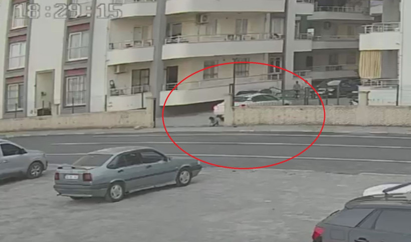 Otomobili kaldırıp minik kızı çekip aldılar: Hiç bir şey den habersiz oyun oynuyordu - Resim: 1