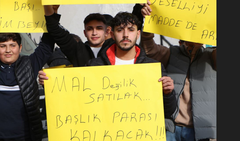 Kemal Sunal&rsquo;ın filmi ger&ccedil;ek oldu: Adana&rsquo;da sevdiklerine kavuşamayan gen&ccedil;lerden pankartlı eylem - Resim : 1