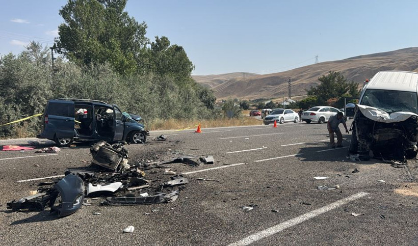 Van'daki kazada otoyol savaş alanına döndü: Ölü ve yaralılar var - Resim : 4