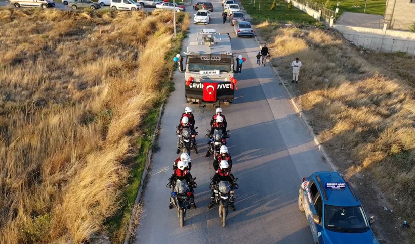 Şehit polisin oğluna unutulmaz sünnet düğünü: Babasının adını taşıyan TOMA ile gitti - Resim : 2