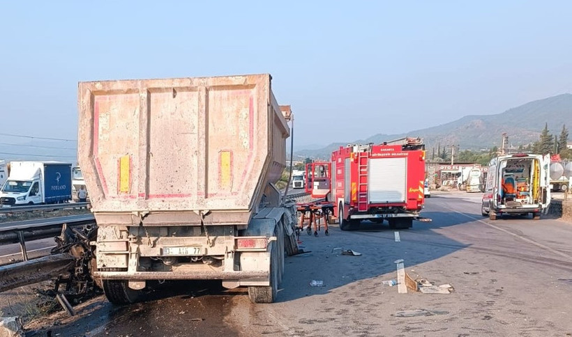 Sakarya'da feci kaza: Tır bariyere çarptı, 1 ölü, 1 yaralı - Resim : 1