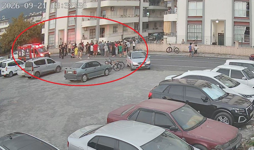Otomobili kaldırıp minik kızı çekip aldılar: Hiç bir şey den habersiz oyun oynuyordu - Resim: 4