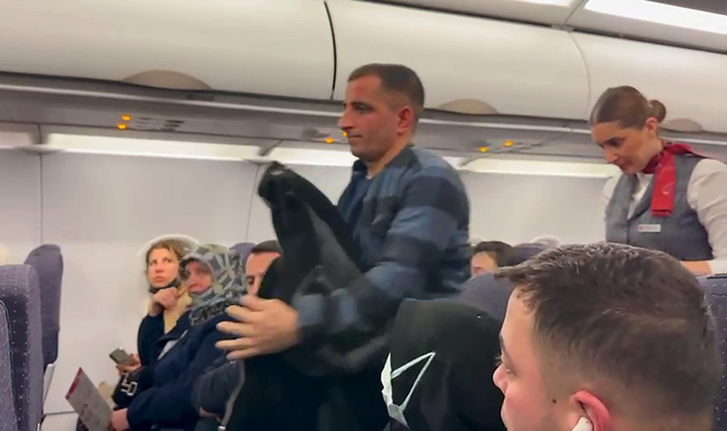 Erzurum-İstanbul seferinde yardım &ccedil;ığlığı: Havalimanında heyecanlı anlar: Yolcu tahliye edildi - Resim : 2