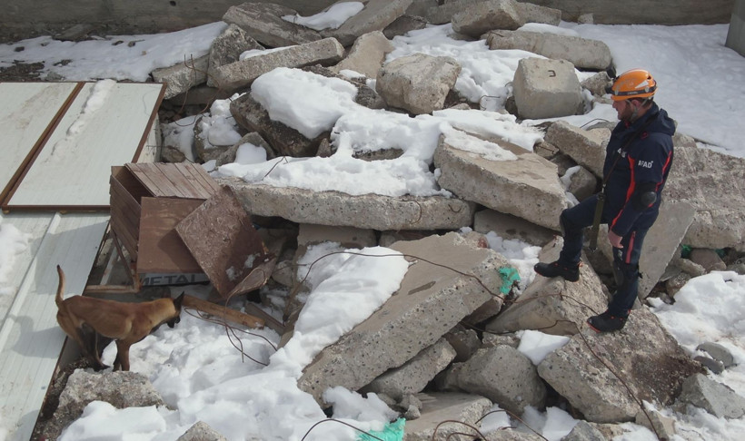 Çöken çatıda zamana karşı yarış: Enkaz altında can pazarı: Erzurum’da nefes kesen anlar - Resim: 9