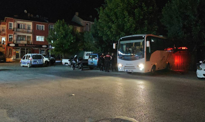 Komşuluk bitti, amansız kavga başladı: Polis bile ayıramadı: 11 yaralı - Resim : 3