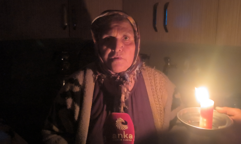 40 yıldır elektrik yok: Hayvanları mum ışığında besliyorlar - Resim: 11