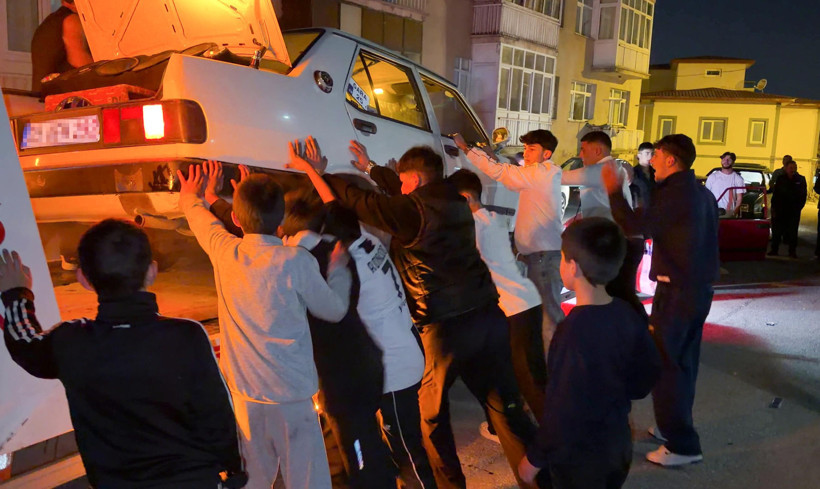 Erzurum’da damat kız istemeye 14 araçlık konvoy ile gitti - Resim : 2