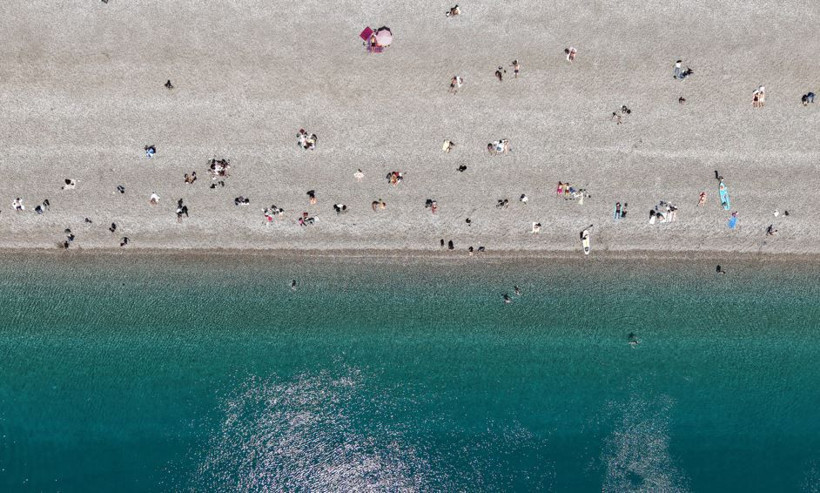 Antalya’da yaz erken geldi: Sahilde adım atacak yer kalmadı - Resim: 5