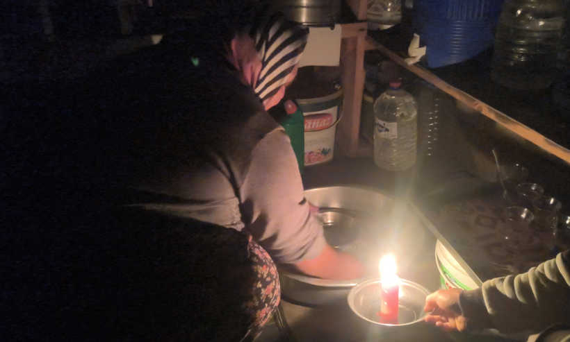 40 yıldır elektrik yok: Hayvanları mum ışığında besliyorlar - Resim: 12