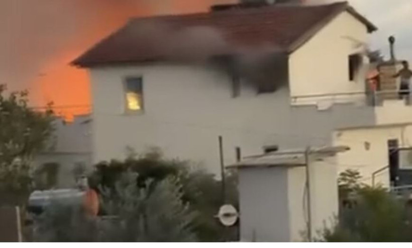 Antalya'nın Muratpaşa ilçesinde iki katlı evin çatısı yandı - Resim : 1