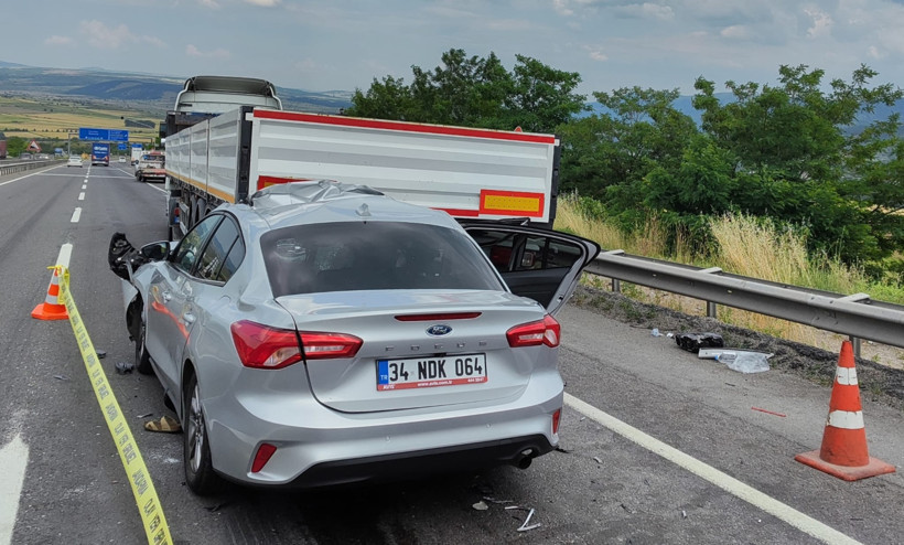 Otomobil TIR’a ok gibi saplandı: Ölü ve yaralılar var - Resim : 1