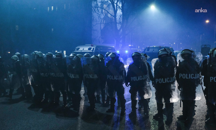 Polonya’da siyasi kriz: Muhalefet sokağa indi, polis harekete geçti - Resim : 3