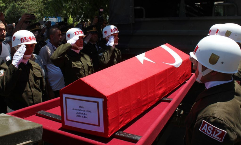 Şehit eşi tabuta sarılıp tek bir cümle söyledi: Aksaray’da en acı veda - Resim: 5