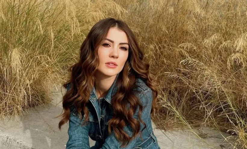 Burcu Özberk’ten aşk itirafı: 'Kalbim sevmeye de sevilmeye de her zaman açık' - Resim : 1