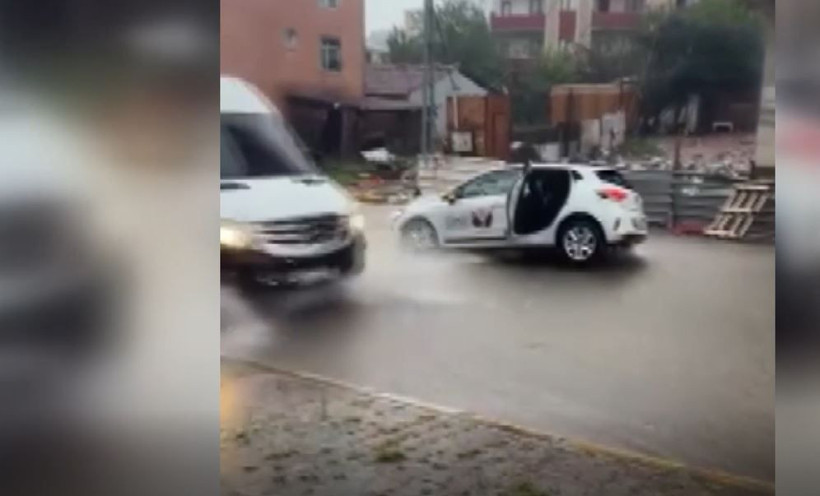 Çöken yolda flaş hareket: Sürücü ve yolcudan ilginç önlem - Resim: 5