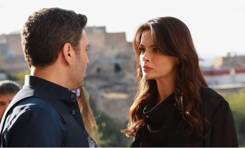 Topu ve şortu kendisinden büyük minik çocuk kim? Bugün milyonların izlediği Uzak Şehir'in yıldız oyuncusu - Resim: 12