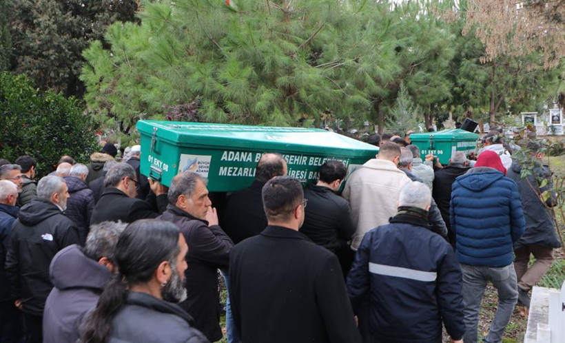 Çocuklarının tabutuna sarılan annenin feryadı: ‘onları kimseye bırakmam’: Yürekleri dağladı - Resim : 2