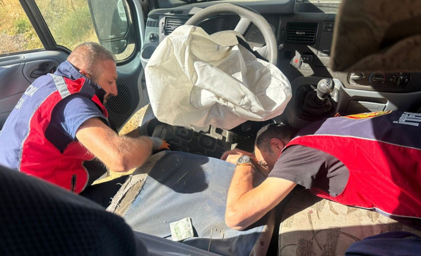 Göz göre göre gelen felaket: Yolcu minibüsü açık bırakılan rögar çukuruna çakıldı: 6 yaralı - Resim: 6