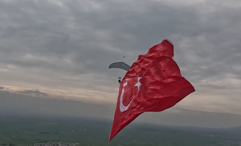 G&ouml;ky&uuml;z&uuml;nde tarihi rekor: 661 metrekarelik T&uuml;rk Bayrağı ile atlayış - Resim : 1