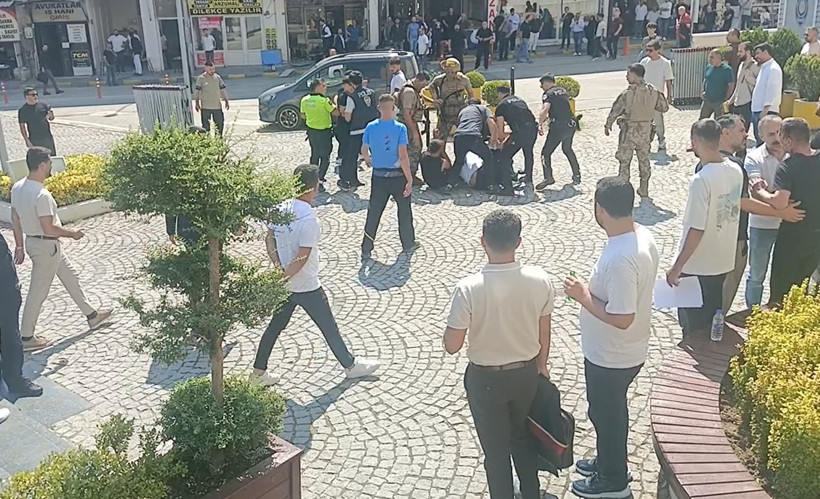 Adliye koridorlarındaki kavga sokağa taştı: 1’i polis 3 kişi yaralandı - Resim : 3