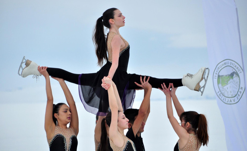 Donmuş Çıldır Gölü'nde buzdan şölen: Artistik patenciler mest etti - Resim : 3