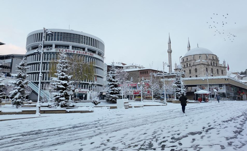 Kar kalınlığı 10 santimetreye ulaştı! Şehir tamamen beyaza b&uuml;r&uuml;nd&uuml; - Resim : 4