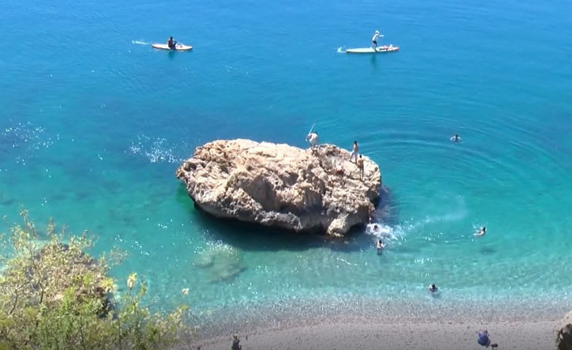Antalya’da yaz erken geldi: Sahilde adım atacak yer kalmadı - Resim: 2