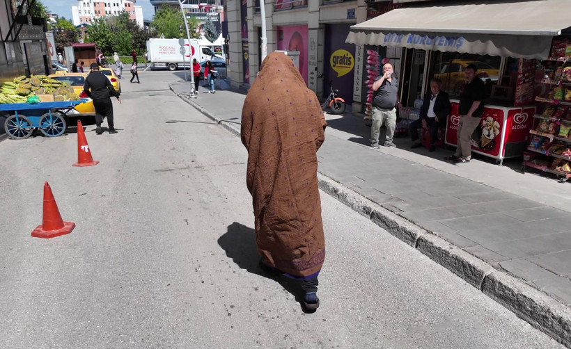 Ehramın altından sanatçı çıktı: Yarım saatte 400 lira topladı - Resim: 5
