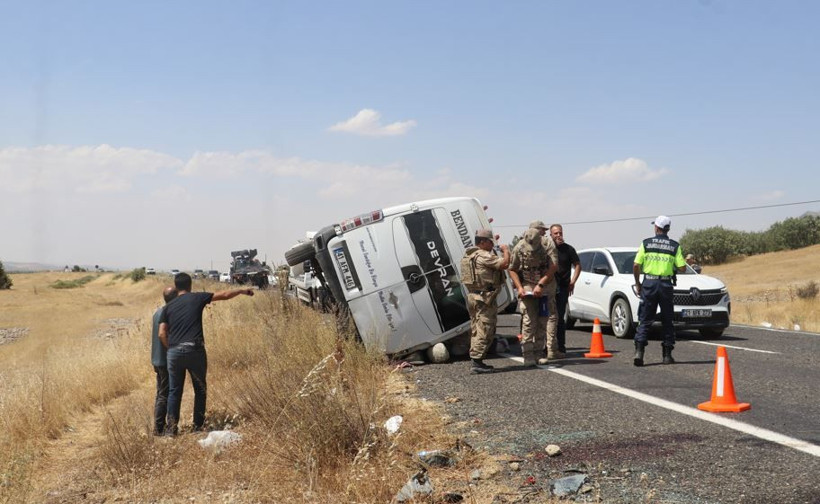 Diyarbakır'da katliam gibi kaza: Ekipler yaralıları kurtarmak için seferber oldular: 3 ölü 11 yaralı - Resim: 8