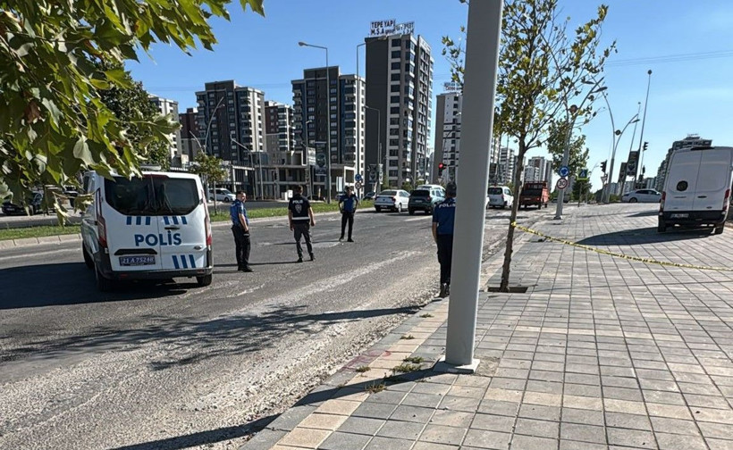 Silahlar konuştu: Cip delik deşik oldu: 3 kişi yara almadan kurtuldu: Saldırı anının görüntüleri ortaya çıktı - Resim: 5
