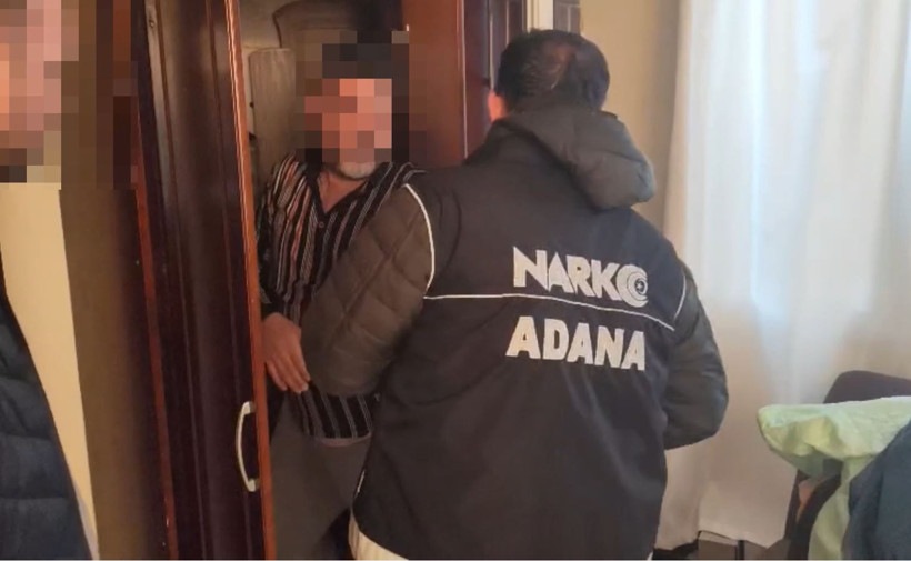 Dolaba girip çarşafa sarıldı: Polisten nefes kesen operasyon - Resim : 4