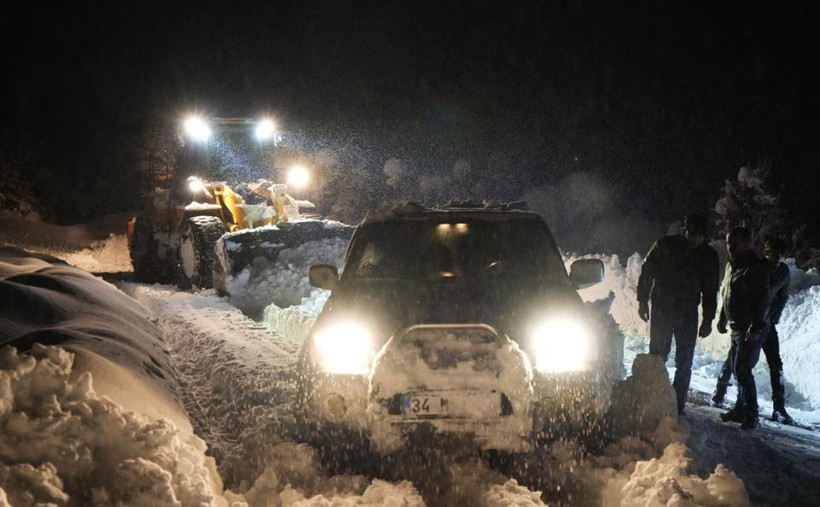 Yoğun kar ve &ccedil;ığ: Mahsur kalanların imdadına yetiştiler - Resim : 1