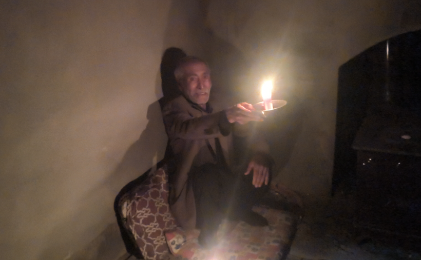 40 yıldır elektrik yok: Hayvanları mum ışığında besliyorlar - Resim: 9