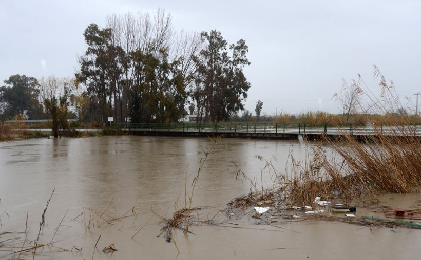 Antalya&rsquo;da yağmur hayatı fel&ccedil; etti: Cadde ve sokaklar g&ouml;le d&ouml;nd&uuml; - Resim : 9