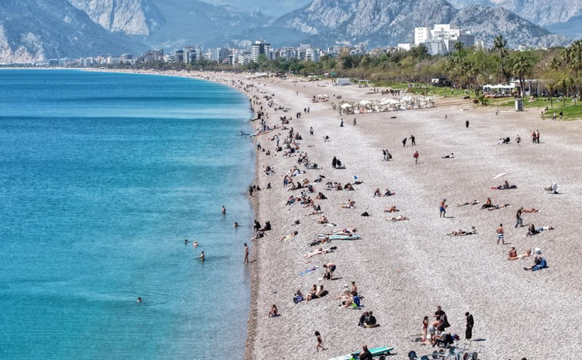 Antalya’da yaz erken geldi: Sahilde adım atacak yer kalmadı - Resim: 4