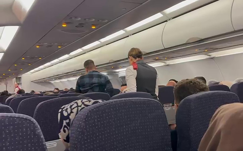 Erzurum-İstanbul seferinde yardım &ccedil;ığlığı: Havalimanında heyecanlı anlar: Yolcu tahliye edildi - Resim : 5