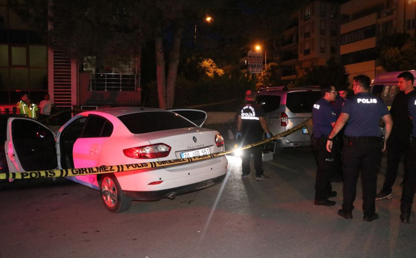 Eski sevgiliden kanlı saldırı: Otomobile pompalı tüfekle ateş etti: İki kız kardeş yaralandı - Resim : 1
