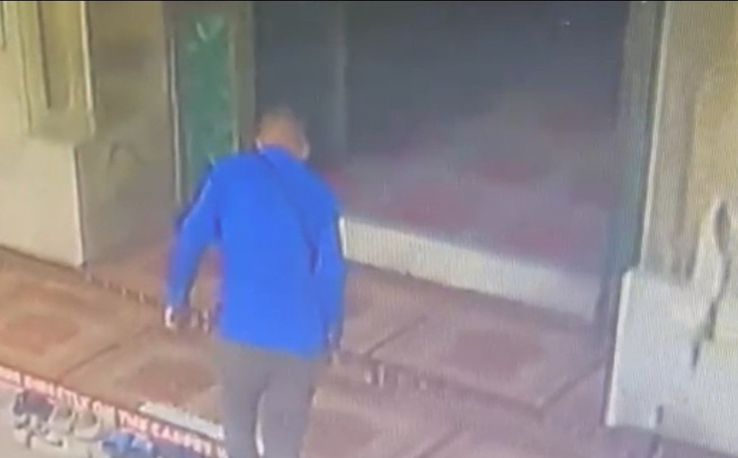 Namaz kılmak için cemaatle birlikte saf tuttu: Hırsızda şeytanla: İstanbul'da tarihi camide akılalmaz hırsızlık - Resim : 1