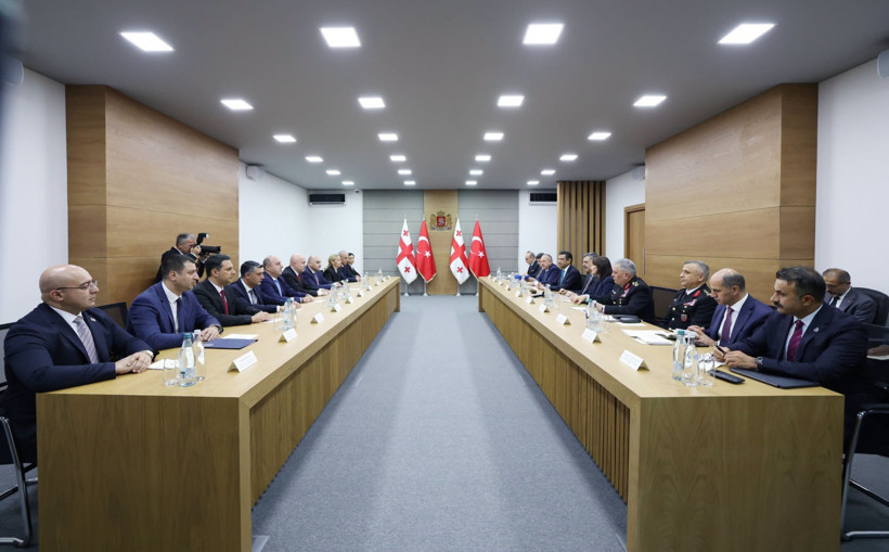 Bakan Çiftçi’den Tiflis’te anlamlı ziyaret: Hayatını kaybeden polisleri andı - Resim : 2