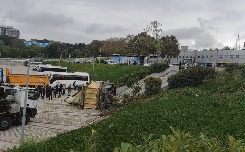 Bariyerler bile durduramadı: Hafriyat kamyonu İSKİ bahçesine uçtu - Resim : 1